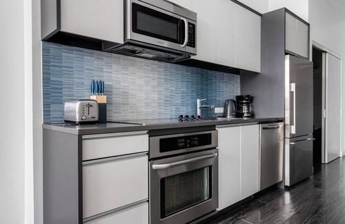 Central-Maverick Square - Paris Street Apartamento | Blueground | Central-Maverick Square, pool, nr Boston Harbor