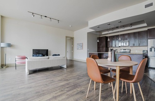 Second Street District Apartamento | Blueground | Downtown 2bd apartment