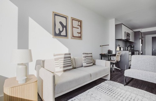 East Boston Apartamento | Blueground | East Boston, art & pool, nr park