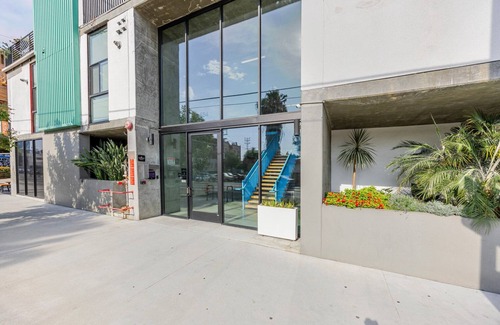 East Hollywood Apartamento | Blueground | East Hollywood, pool, nr Griffith Park