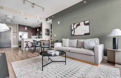 Woodmont Triangle Apartamento | Blueground | Hunter Mill District, pool, nr Lake Anne