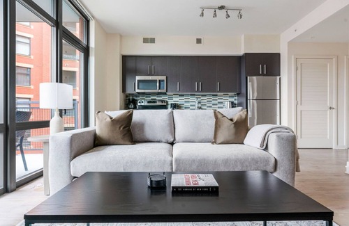 Clarendon Apartamento | Blueground | Lyon Village, pool, nr Arlington Park