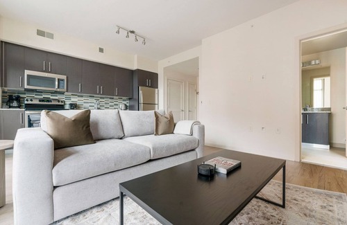 Clarendon Apartamento | Blueground | Lyon Village, pool, nr Arlington Park