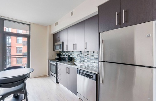 Clarendon Apartamento | Blueground | Lyon Village, pool, nr Arlington Park