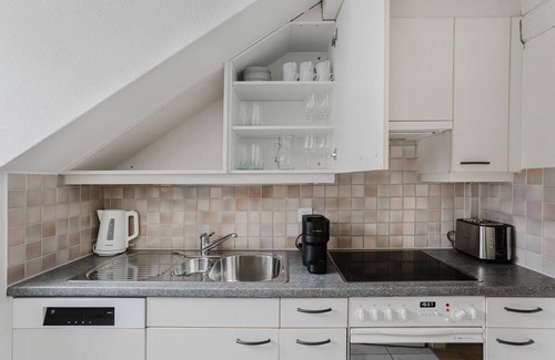 Oberstrass Apartamento | Blueground | Oberstrass, rooftop, kitchen