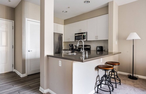 Pasadena Apartamento | Blueground | Pasadena, pool & AC, nr City Hall