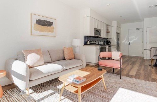 Pleasant Hill Apartamento | Blueground | Pleasant Hill, balcony, nr Park