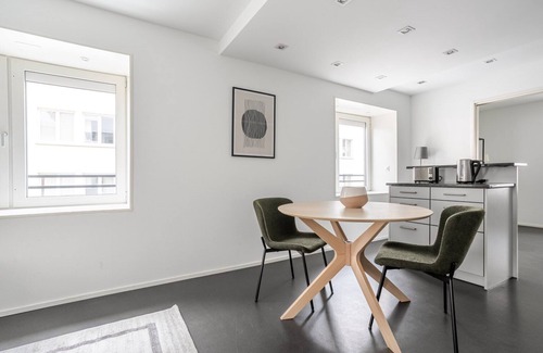 District 8 Apartamento | Blueground | Seefeld, w/d, elevator, nr lake