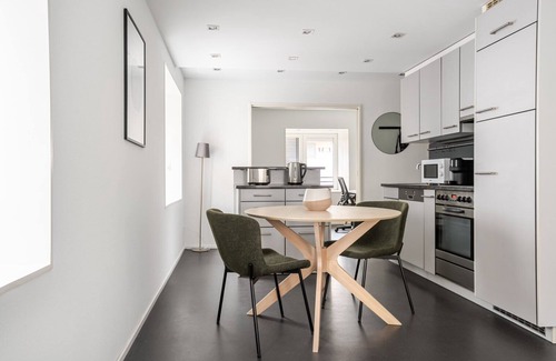 District 8 Apartamento | Blueground | Seefeld, w/d, elevator, nr lake