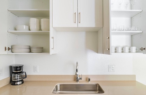 Shoreline West Apartamento | Blueground | Shoreline West, pool, nr Shoreline Park