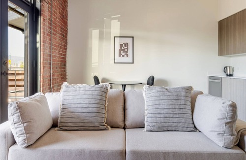 Alameda Apartamento | Blueground | West Alameda, balcony, nr Alameda Beach