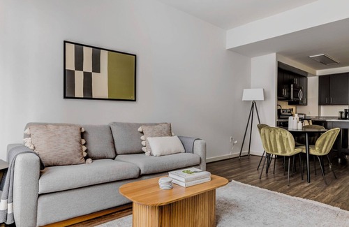 Woodmont Triangle Apartamento | Blueground | Woodmont Triangle, pool, nr Bethesda