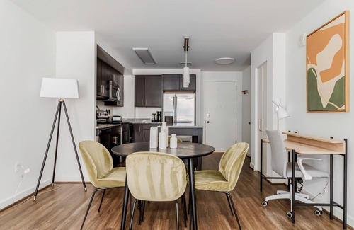 Woodmont Triangle Apartamento | Blueground | Woodmont Triangle, pool, nr Bethesda