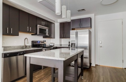 Woodmont Triangle Apartamento | Blueground | Woodmont Triangle, pool, nr Bethesda