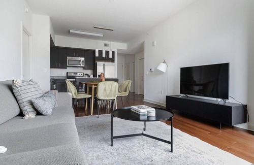 Woodmont Triangle Apartamento | Blueground | Woodmont Triangle, pool, nr Cabin John Park