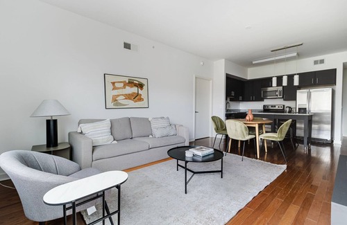 Woodmont Triangle Apartamento | Blueground | Woodmont Triangle, pool, nr Cabin John Park