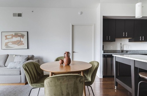 Woodmont Triangle Apartamento | Blueground | Woodmont Triangle, pool, nr Cabin John Park