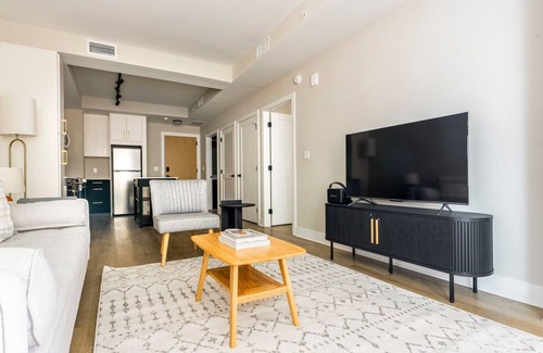 Woodmont Triangle Apartamento | Blueground | Woodmont Triangle, pool, nr Cabin John Park