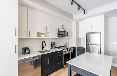 Woodmont Triangle Apartamento | Blueground | Woodmont Triangle, pool, nr Cabin John Park
