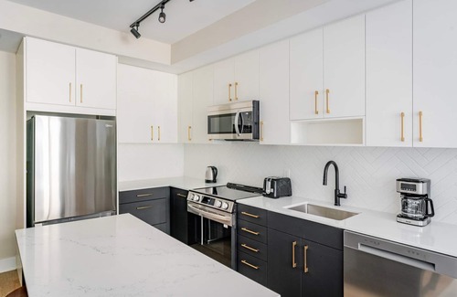 Woodmont Triangle Apartamento | Blueground | Woodmont Triangle, pool, nr Cabin John Regional Park
