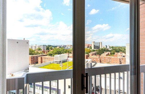Woodmont Triangle Apartamento | Blueground | Woodmont Triangle, fitness, nr Park