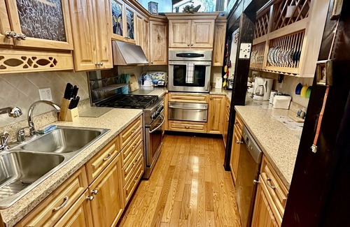 Homosassa Casa | BlueMoon lodge. Resort style getaway on the water. Close to everything 40 acre.