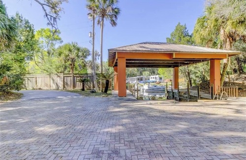 Homosassa Casa | BlueMoon lodge. Resort style getaway on the water. Close to everything 40 acre.