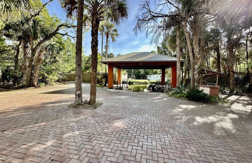 Homosassa Casa | BlueMoon lodge. Resort style getaway on the water. Close to everything 40 acre.