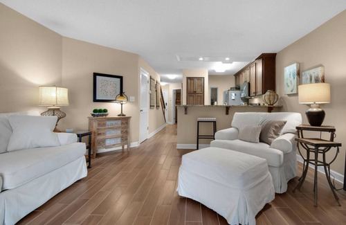 Niceville Condominio | Bluewater Bay Lakeside Condo|Tennis, Pools, Golf, Marina (w/Fee)|Short ride to Destin|Close to Eglin