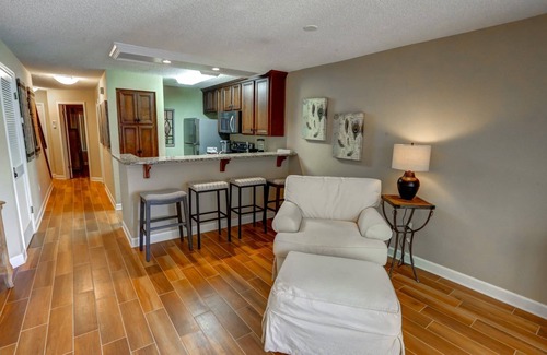 Niceville Condominio | Bluewater Bay Lakeside Condo|Tennis, Pools, Golf, Marina (w/Fee)|Short ride to Destin|Close to Eglin