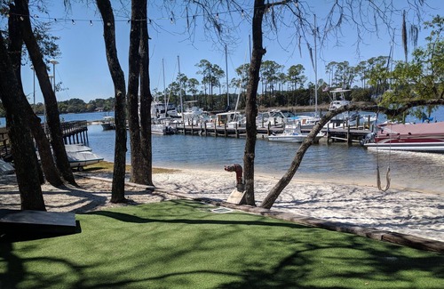 Niceville Condominio | Bluewater Bay Waterfront Condo Al otro lado de la bahía De Destin