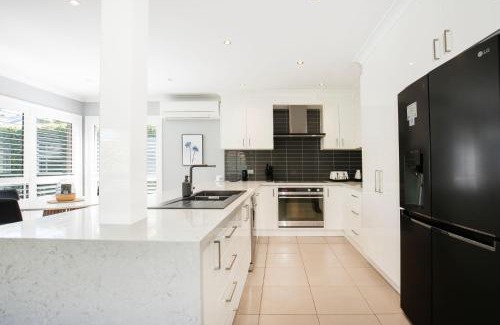 Callala Beach Casa | Bluewater Jervis Bay - Pet Friendly Luxury with Spa - 5 Mins Walk to Beach