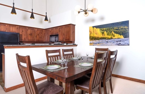 Nordic Estates Chalet De Esquí | BLUFFS 6 | 3 Bed 2 Bath Townhouse | Ski-In/Out | Breathtaking Views | Hot Tub