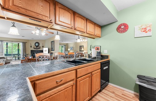 Table Rock Condominio | Bluffs Oasis 2 Bedroom Condo by RedAwning