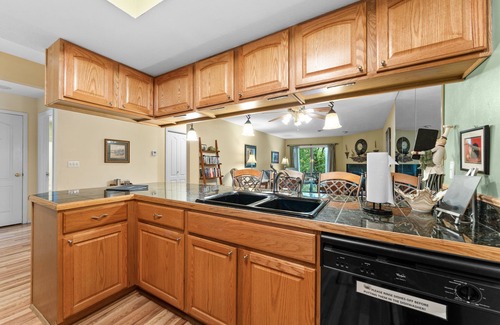Table Rock Condominio | Bluffs Oasis 2 Bedroom Condo by RedAwning
