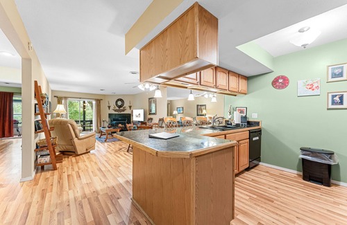 Table Rock Condominio | Bluffs Oasis 2 Bedroom Condo by RedAwning