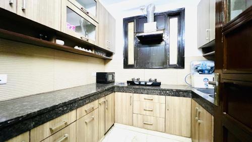 Defence Colony Apartamento | BluO 1BHK Defence Colony Mkt - Balcony, Parking