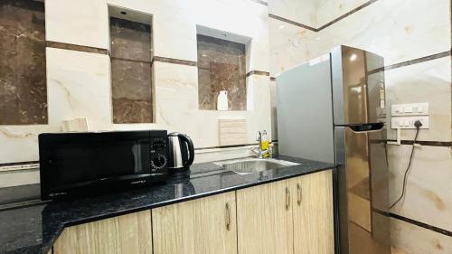 DLF City Apartamento | BluO 1BHK - DLF CyberCity, Balcony, Lift, Parking