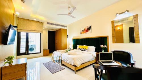 Greater Kailash Apartamento | BluO 2BHK - M Block Mkt - Lift , Balcony , Parking
