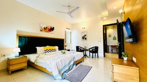 Greater Kailash Apartamento | BluO 2BHK - M Block Mkt - Lift , Balcony , Parking