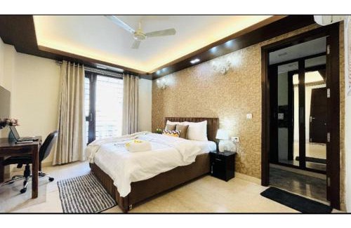 Defence Colony Apartamento | BluO 3BHK - Defence Colony - Balcony, Lift