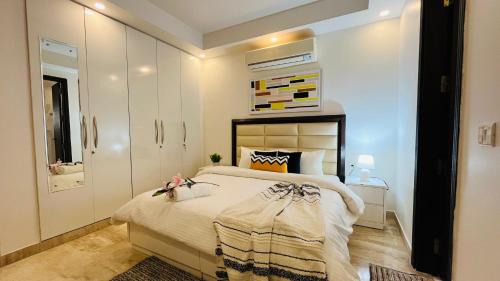 Greater Kailash Apartamento | BluO 3BHK - M Block Mkt-Balcony, Lift, Parking