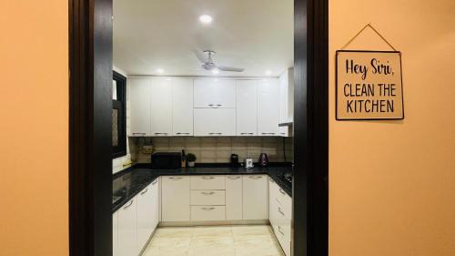 Greater Kailash Apartamento | BluO 3BHK - M Block Mkt-Balcony, Lift, Parking