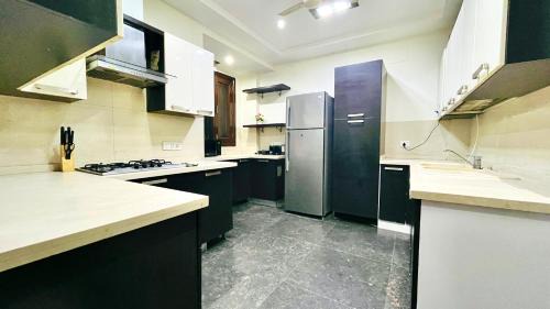 New Delhi Apartamento | BluO Park Facing 3BHK- Lift, Balcony, Parking