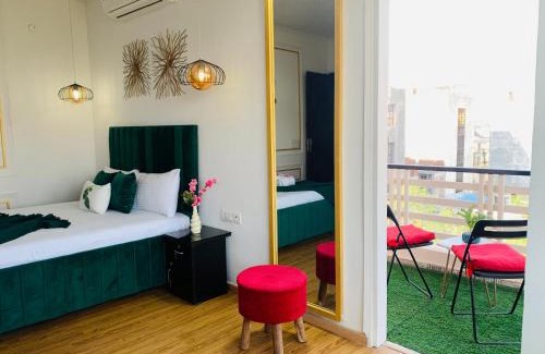 Noida Apartamento | BluO Studio Noida - BathTub, Gym, Balcony, Garden