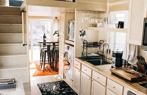 Chatham Apartamento | BLUSH: Boutique TINY home*private spa*walk to town