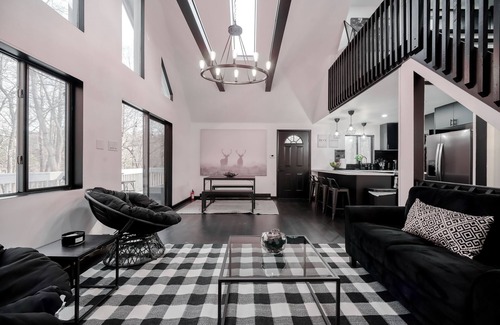 East Stroudsburg Cabina | BLVCK Cabin II w/ Hot Tub in the Mountains near Bushkill Fall