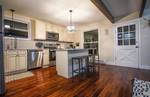 East Stroudsburg Cabina | BLVE Cabin w/ Hot Tub in Mountains Near Bushkill Falls VIEWS