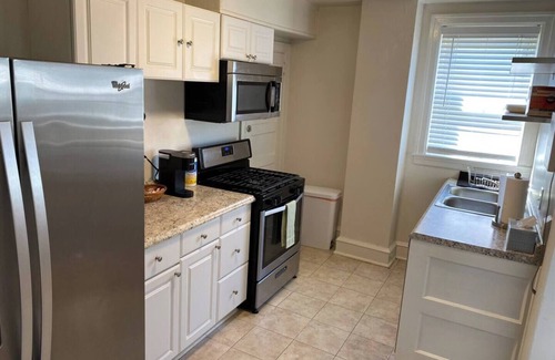 Bryn Mawr Apartamento | BM~4 2mins DT/Patio+Parking/50” Roku TV/400 Mbps