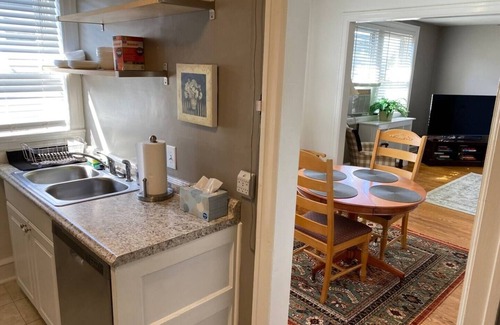Bryn Mawr Apartamento | BM~4 2mins DT/Patio+Parking/50” Roku TV/400 Mbps